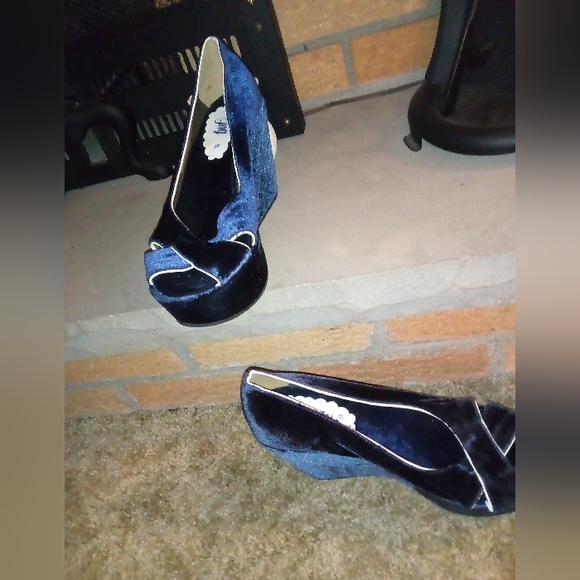 Velvet Platform Sandals - Picture 5 of 11